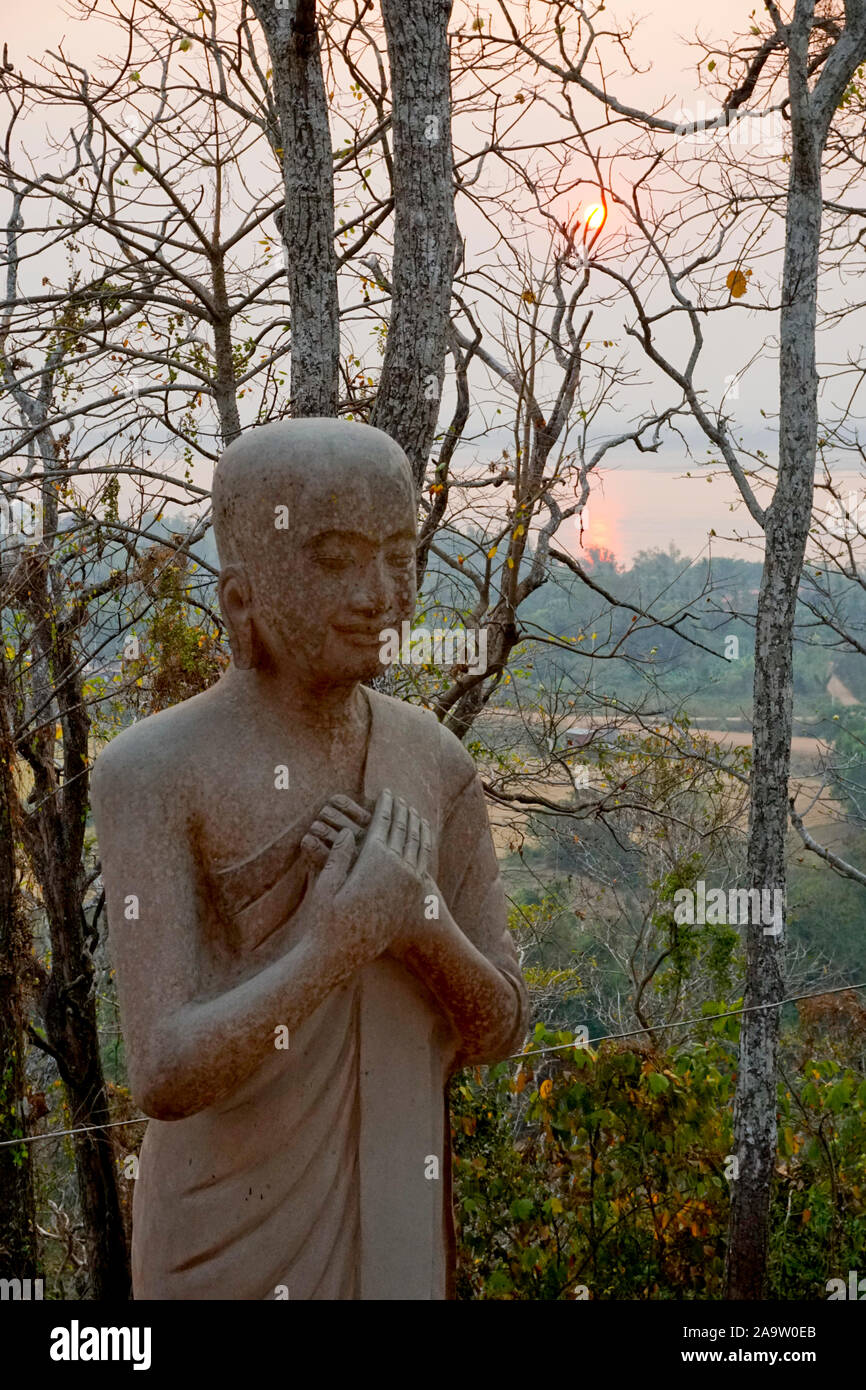 Phnom Sombok monastero buddista, vicino ad esempio Kampi e Kratie Krong (Kracheh), Cambogia nel sud-est asiatico. Il fiume Mekong in background. Foto Stock