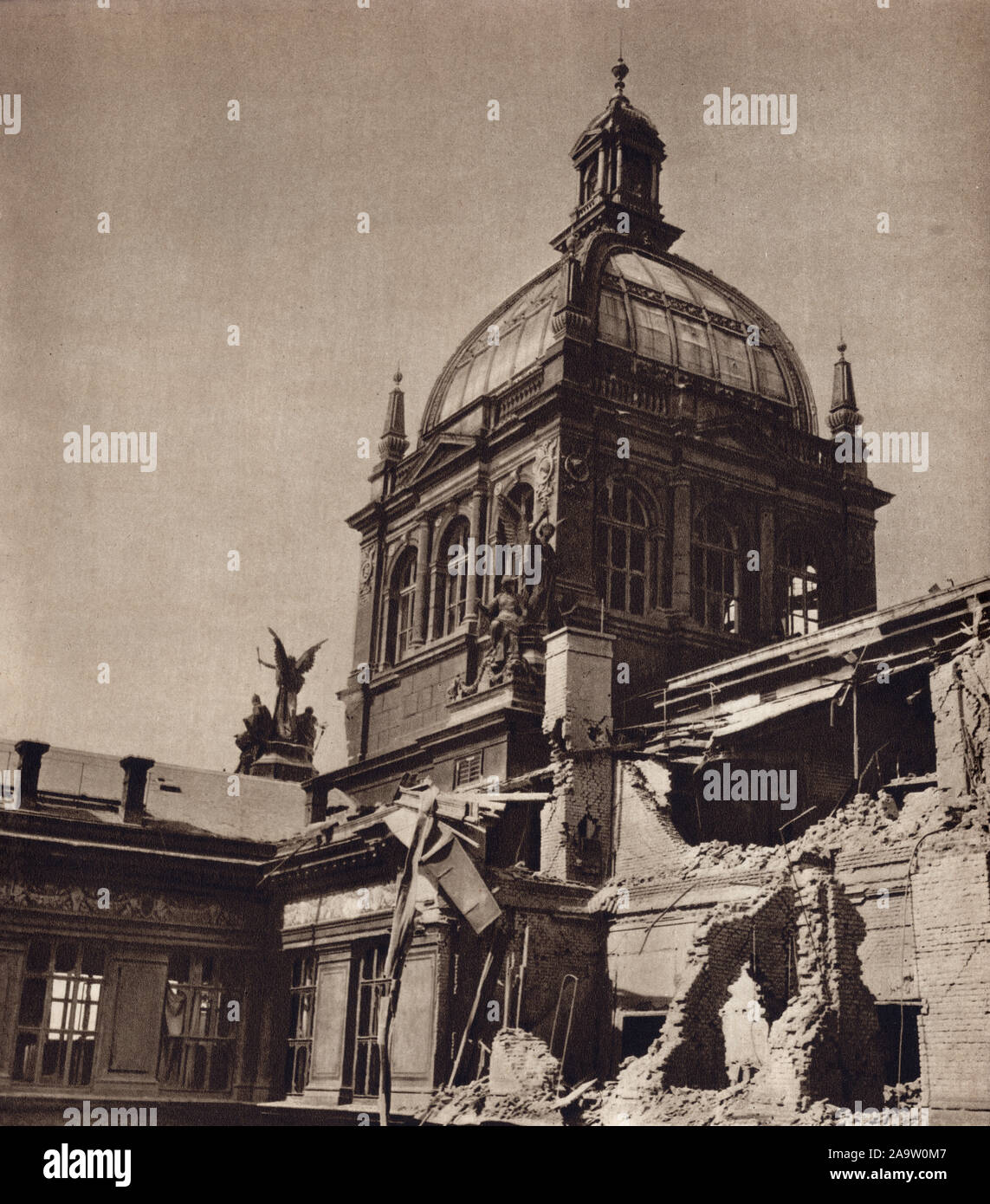 Danni sul cortile del Museo Nazionale (Národní muzeum) in Piazza Venceslao (Václavské náměstí) a Praga, Cecoslovacchia, danneggiato durante la rivolta di Praga negli ultimi giorni della Seconda Guerra Mondiale nel maggio 1945. Fotografia in bianco e nero dal fotografo ceco Karel Friedrich pubblicato nel libro cecoslovacca 'Memory Libro della insurrezione di Praga' ('Památník Pražského povstání") rilasciata nel 1946. La cortesia dell'Azoor Collezione Cartoline. Foto Stock