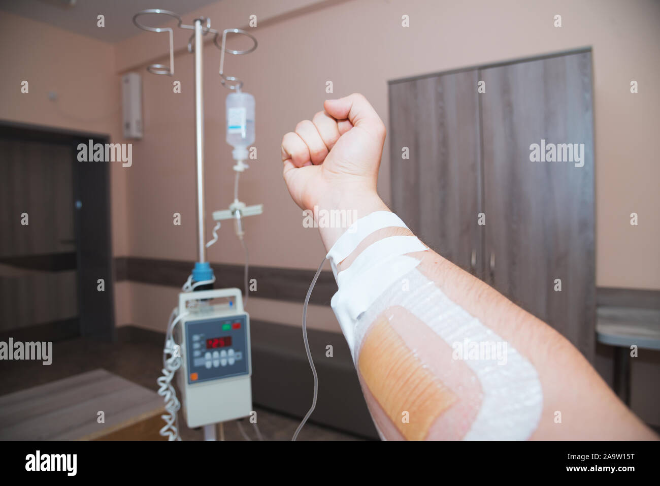 A buon mercato medico sistema di infusione con con il braccio del paziente in ospedale poveri Foto Stock