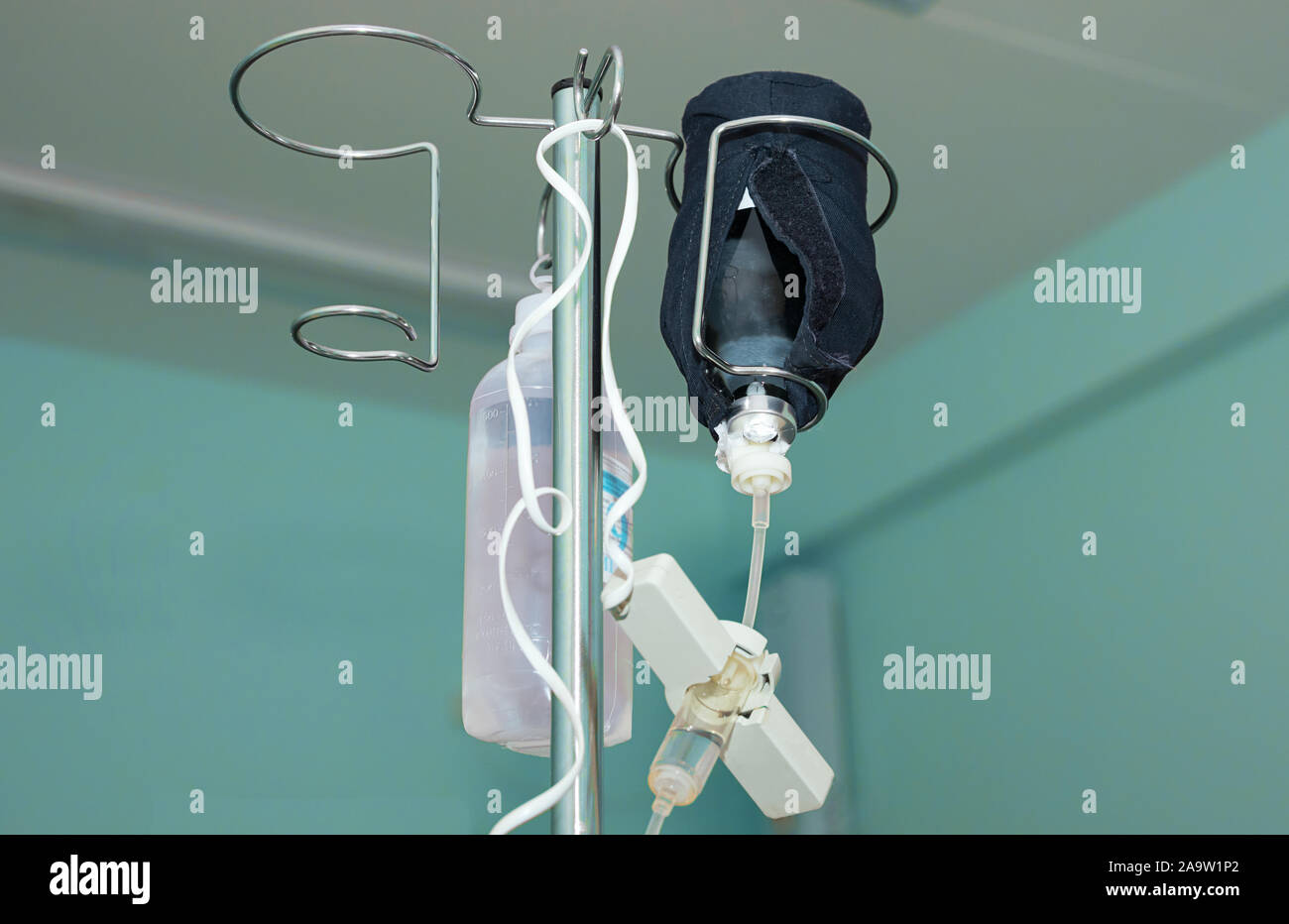 Sistema di infusione con una soluzione con il trattamento del cancro farmaci in involucro nero closeup Foto Stock