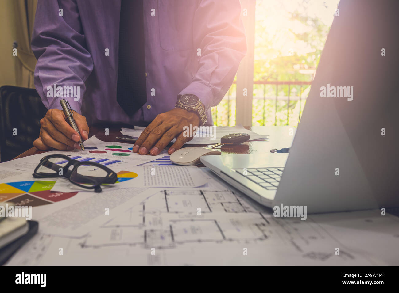 Imprenditore o contabile che lavora sulla calcolatrice per calcolare i dati aziendali concetto. Contabilità,investment advisor consulting situazione del financia Foto Stock