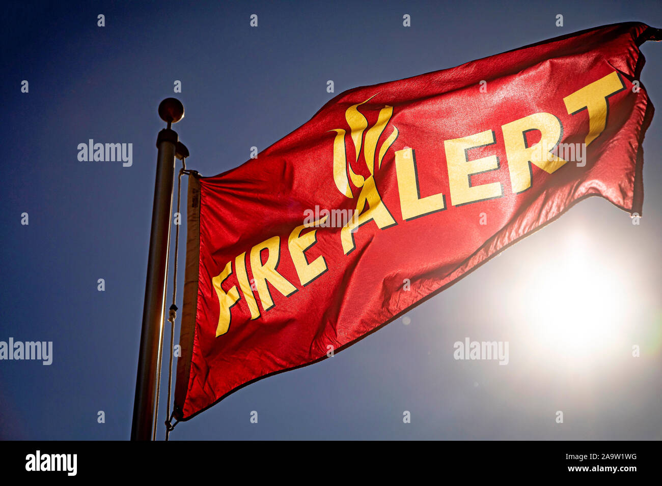 Bandiera gialla con lettere che recita "Fire Alert' Foto Stock