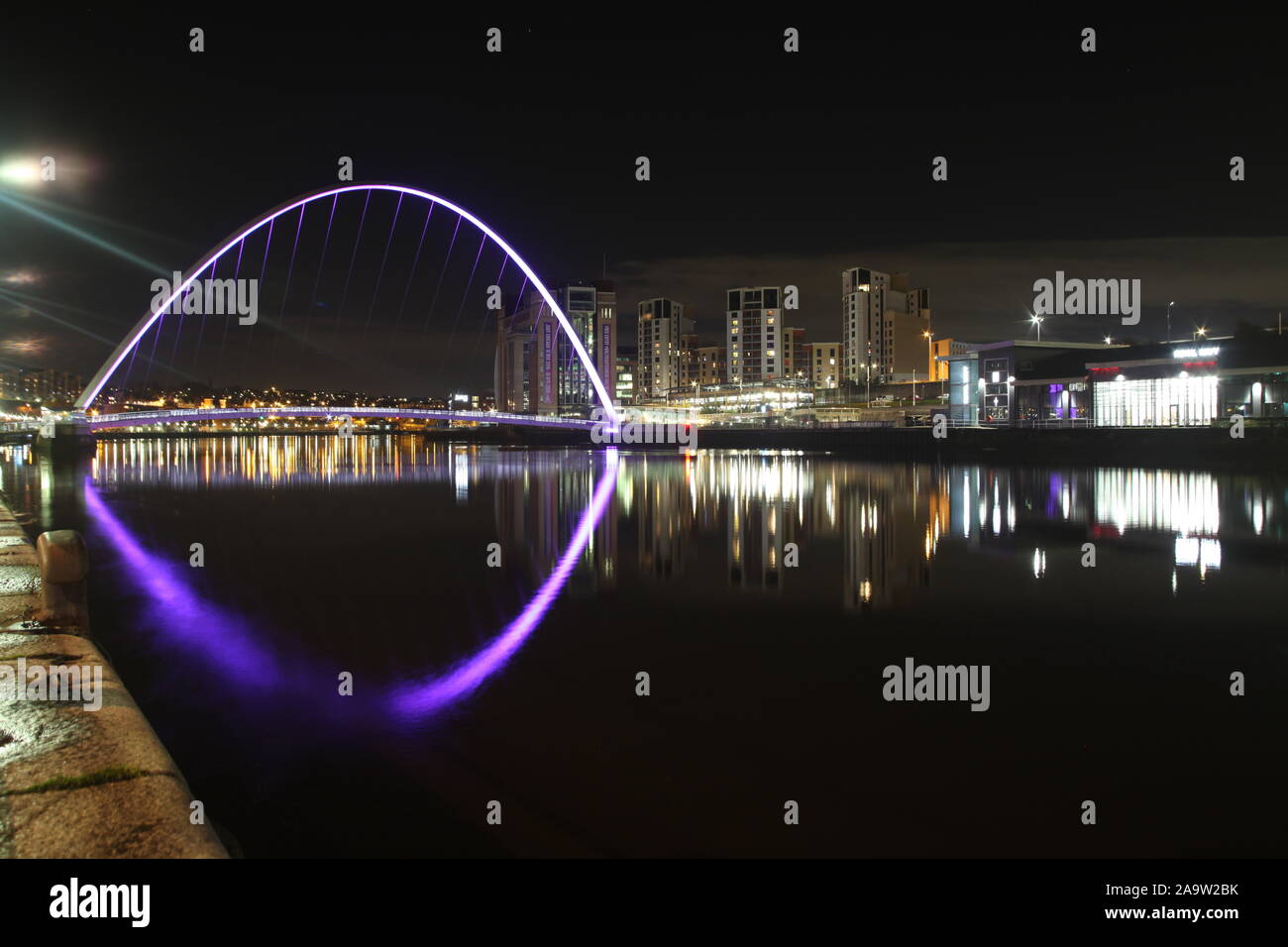 Newcastle upon Tyne, Regno Unito, 17 novembre, Gateshead Millennium Bridge accesa viola per contrassegnare il mondo prematurità Giorno a livello mondiale una ricorrenza annuale, Credito: David Whinham/Alamy Live News Foto Stock