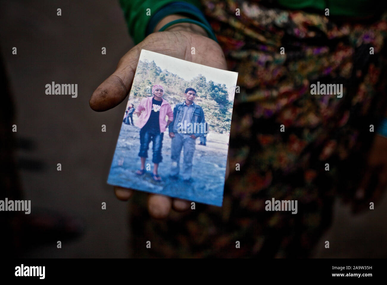 - Beldangi II, Damak, Nepal, 2014: Damar Kumari Adhikari, una vedova di età 53 anni vive con sua figlia, (il cui marito la lasciò per un'altra donna) e da un anno un gran figlio in una capanna di bamboo presso l'UNHCR camp. Suo figlio è stato imprigionato per aver passato 8 anni da parte del governo bhutanese per visitare il paese. Damar Kumari visiti il suo figlio una volta ogni 6 mesi in prigione a Thimphu con un permesso speciale da parte della Croce Rossa. .Damr Kumari e sua figlia non sono in grado di reinsediamento in un paese terzo in quanto non hanno nessuno al loro sostegno. ..31 Ottobre 2014 Foto Stock