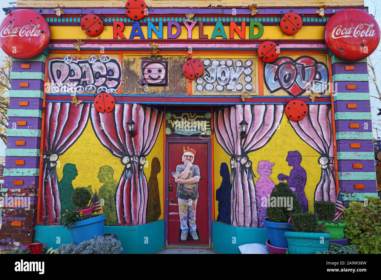 PITTSBURGH - Novembre 2019: Randyland è una popolare attrazione gratuita, un fiammeggiante outdoor stravaganza della posta indesiderata casuale come arte pop dell'artista backya Foto Stock