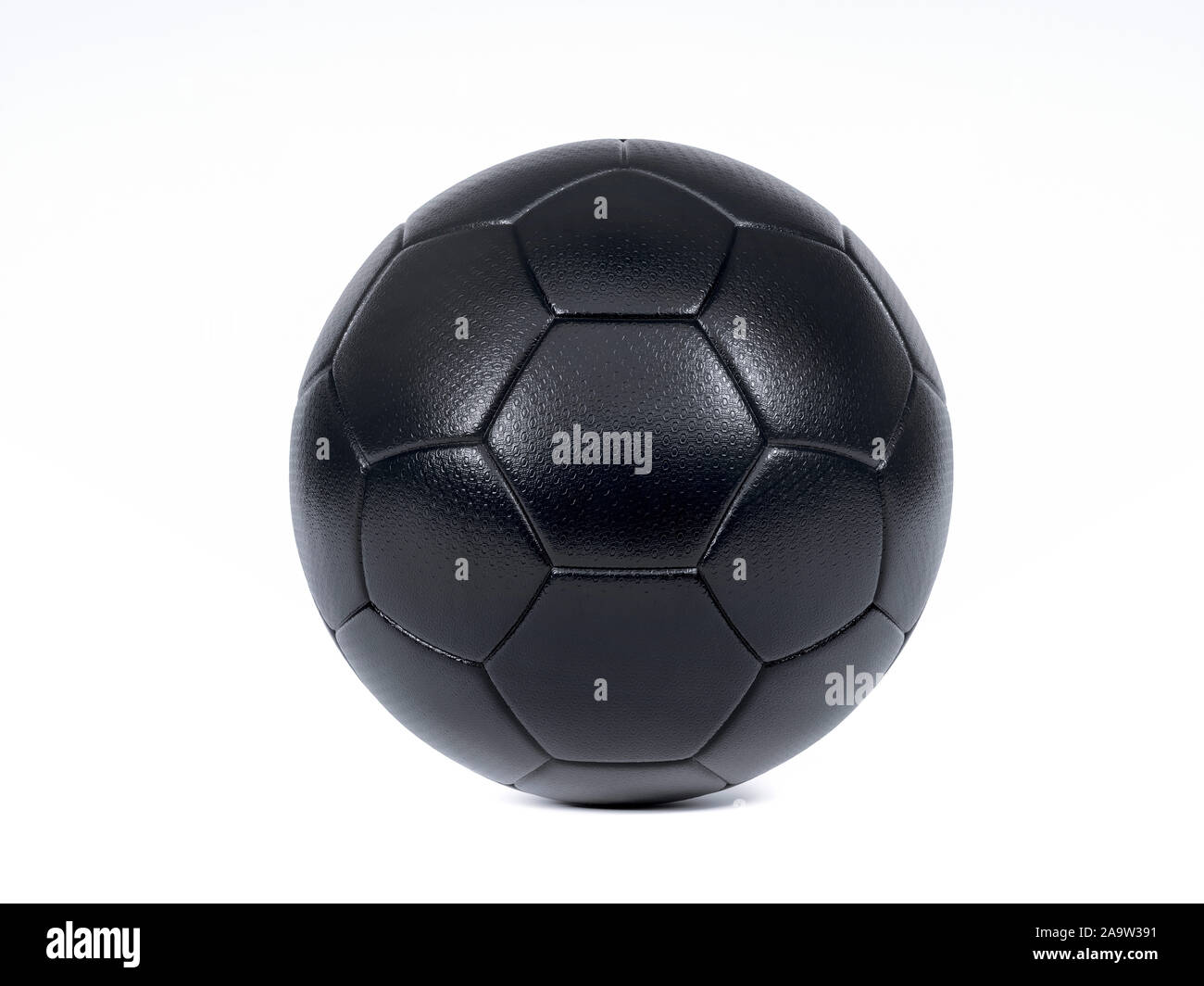 Isolato moderno di calcio nero o palla calcio centrato su uno sfondo bianco con ombra Foto Stock
