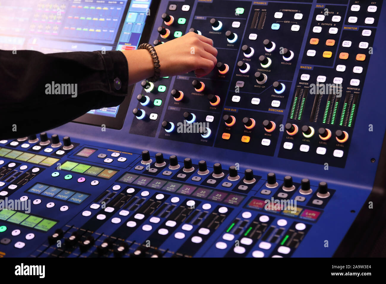 Ingegnere del suono lavora con digital mixing console. Messa a fuoco selettiva. Foto Stock
