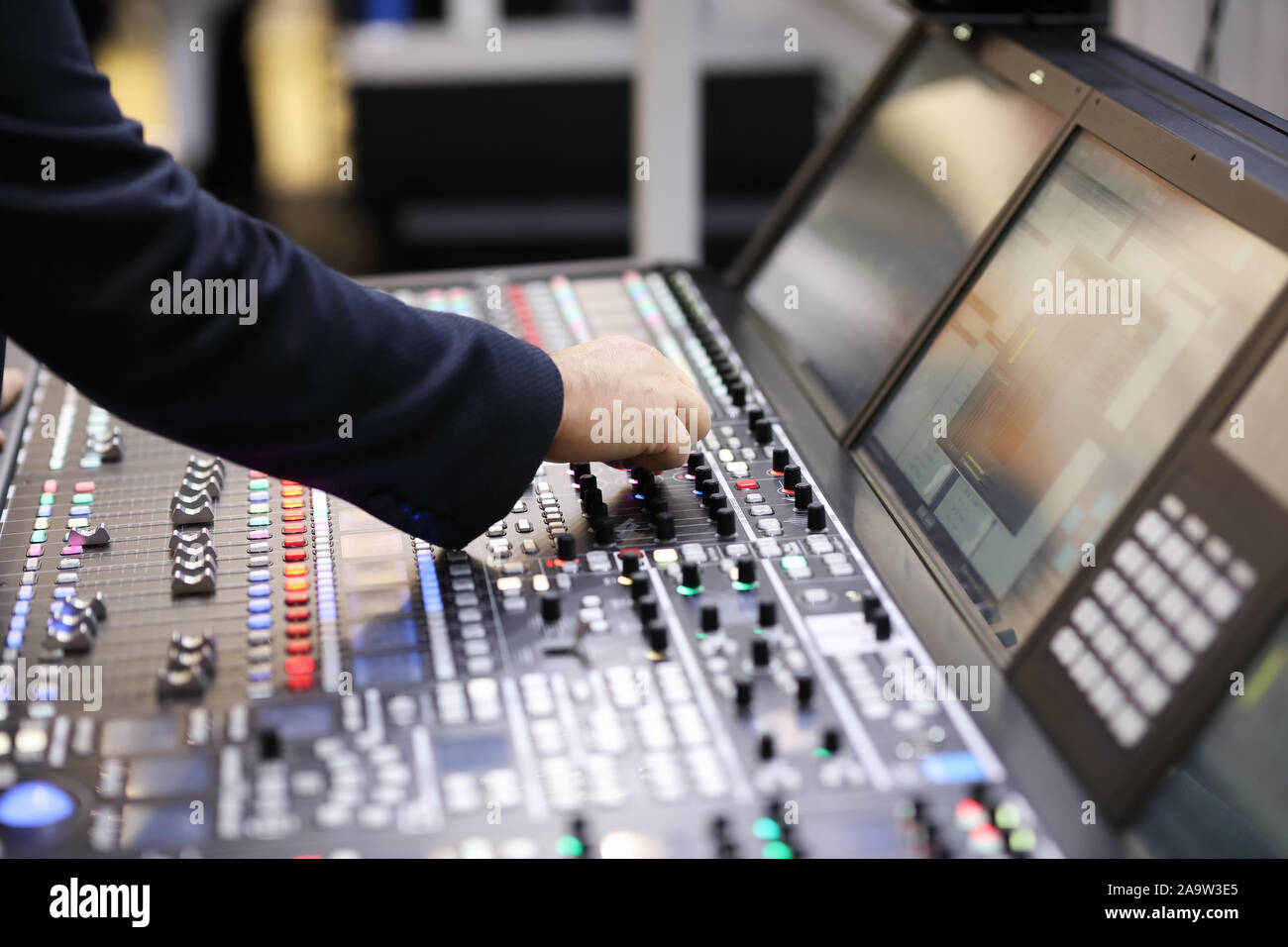 Ingegnere del suono lavora con audio broadcast console di miscelazione. Messa a fuoco selettiva. Foto Stock