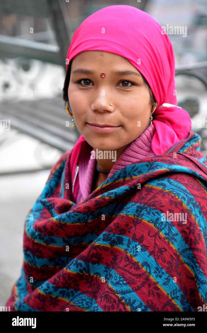 Street ritratto di una giovane donna posa in Mall Road e in attesa di una sua amica. Indossando una rosa di sudore e pink head band ha è stato in un primo tempo un po' timido ma poi un sorriso scoppiato sul suo viso. Shimla è la capitale dello stato indiano di Himachal Pradesh, situato in India del nord, ad un'altitudine di 7.200 m. A causa della sua meteo e visualizzare attira molti turisti. È anche l'ex capitale del British Raj. Foto Stock