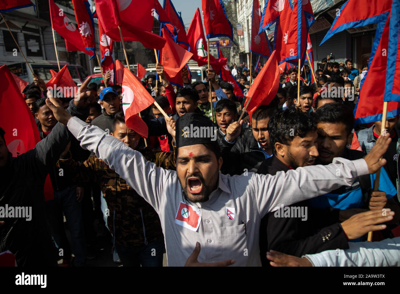 Kathmandu, Nepal. Xviii Nov, 2019. Gli studenti nepalese gridare slogan durante un anti-India protestare fuori l'Ambasciata dell'India a Kathmandu, Nepal, 17 novembre 2019.gli studenti si sono riuniti per protestare contro l'India aggiornata della mappa politico, che include la regione conosciuta come Kalapani come parte del territorio indiano. (Foto di Prabin Ranabhat/Pacific Stampa) Credito: Pacific Press Agency/Alamy Live News Foto Stock