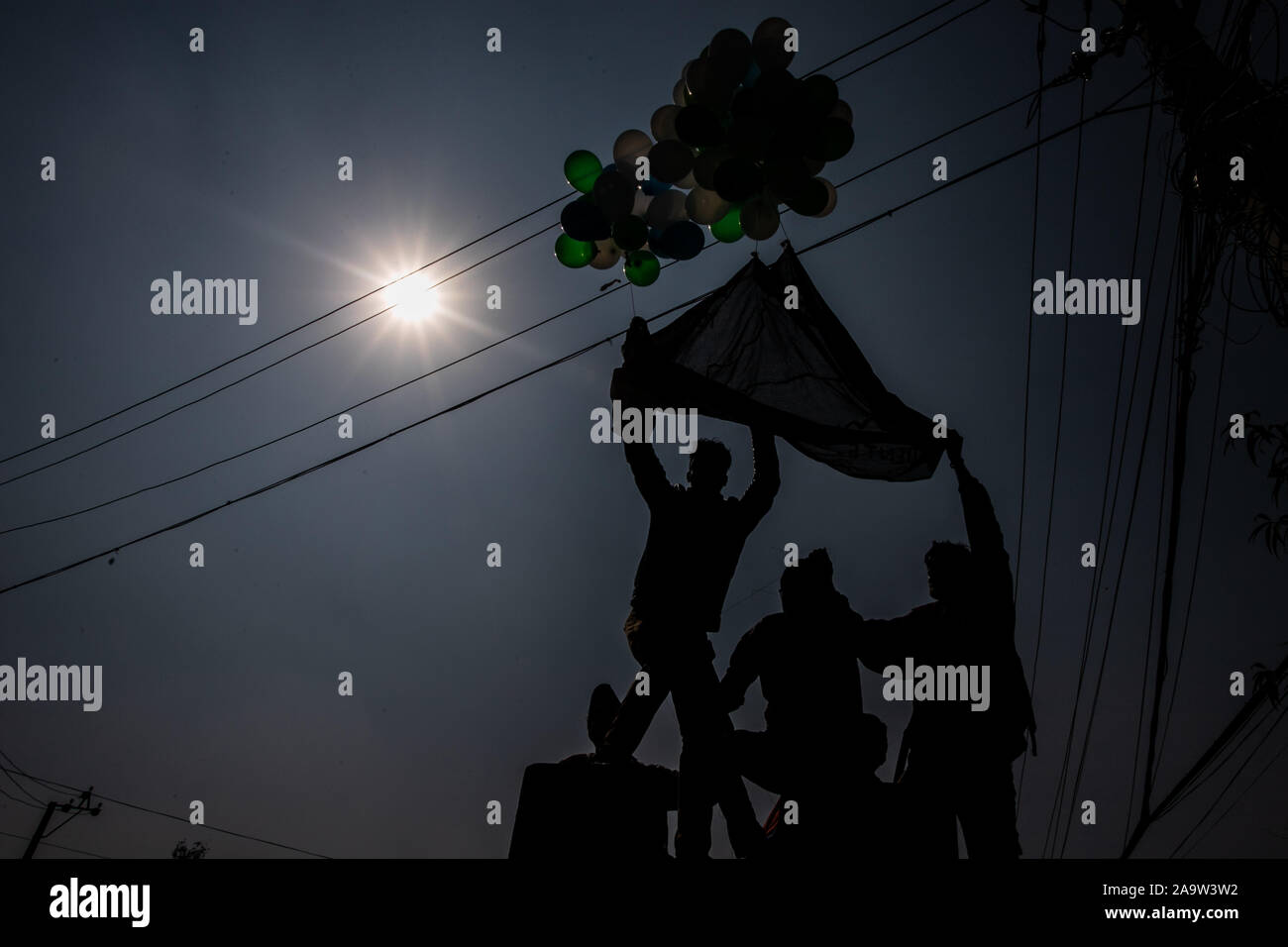 Kathmandu, Nepal. 17 Nov, 2019. Gli studenti nepalese di rilasciare un palloncini neri durante un anti-India protestare fuori l'Ambasciata dell'India a Kathmandu, Nepal, 17 novembre 2019.gli studenti si sono riuniti per protestare contro l'India aggiornata della mappa politico, che include la regione conosciuta come Kalapani come parte del territorio indiano. (Foto di Prabin Ranabhat/Pacific Stampa) Credito: Pacific Press Agency/Alamy Live News Foto Stock