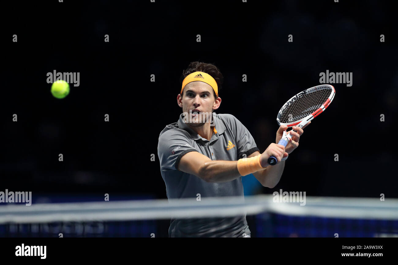 Londra, Inghilterra - 17 novembre: StefanosTsitsipas della Grecia in azione durante il suo singles match contro Dominic Thiem della Svizzera durante la finale di ATP World Tour Finals presso l'Arena O2 il 17 novembre 2019 a Londra, Inghilterra. Foto di Paul Cunningham Foto Stock