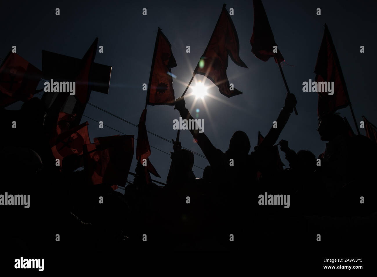 Kathmandu, Nepal. 17 Nov, 2019. Gli studenti nepalese fase una protesta durante un anti-India protestare fuori l'Ambasciata dell'India a Kathmandu, Nepal, 17 novembre 2019.gli studenti si sono riuniti per protestare contro l'India aggiornata della mappa politico, che include la regione conosciuta come Kalapani come parte del territorio indiano. (Foto di Prabin Ranabhat/Pacific Stampa) Credito: Pacific Press Agency/Alamy Live News Foto Stock