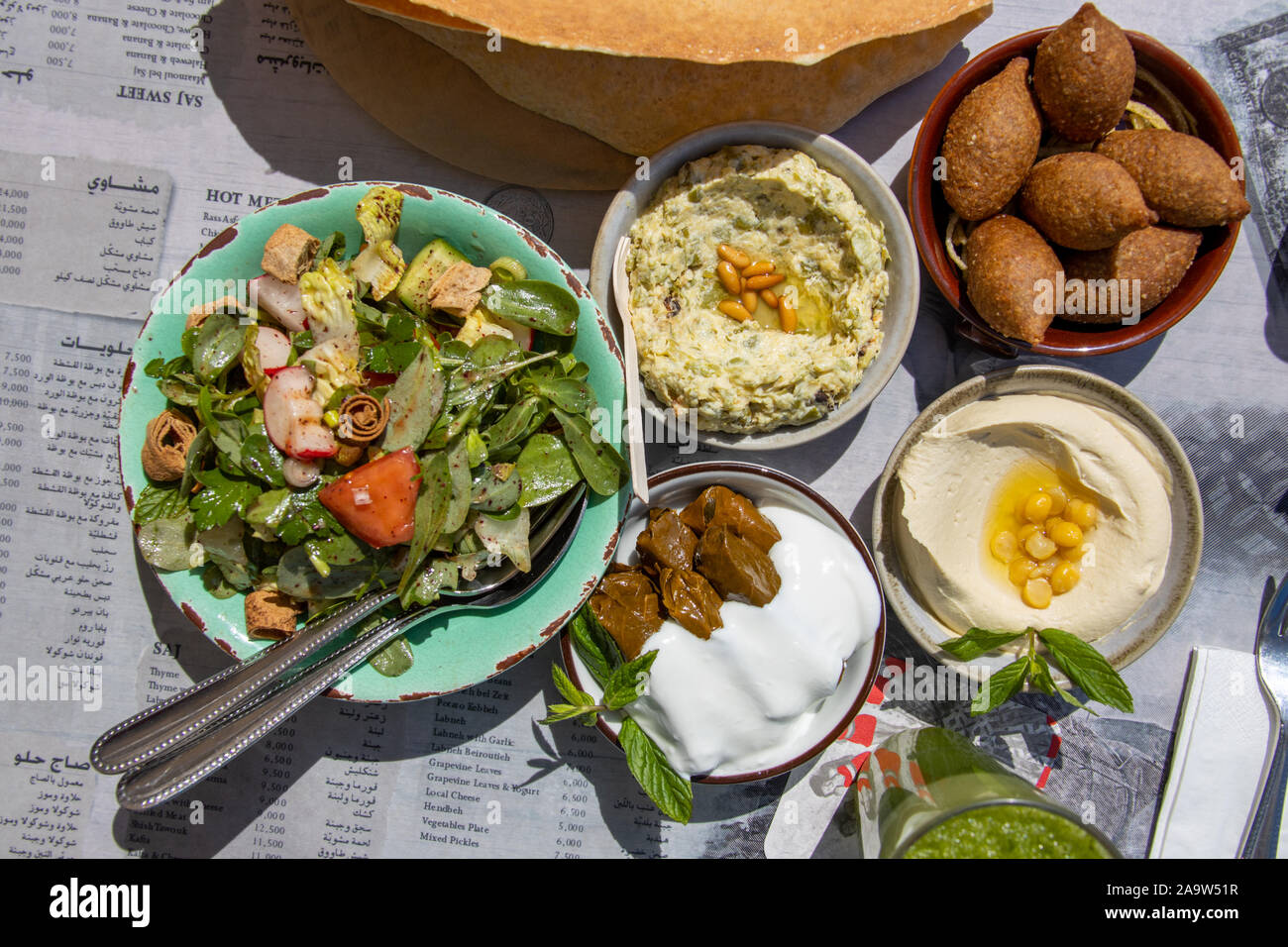 Mezze piatto in Ahwet Zeitouna ristorante (Kahwet Zeitouna), Zeytouna Bay, Beirut, Libano Foto Stock