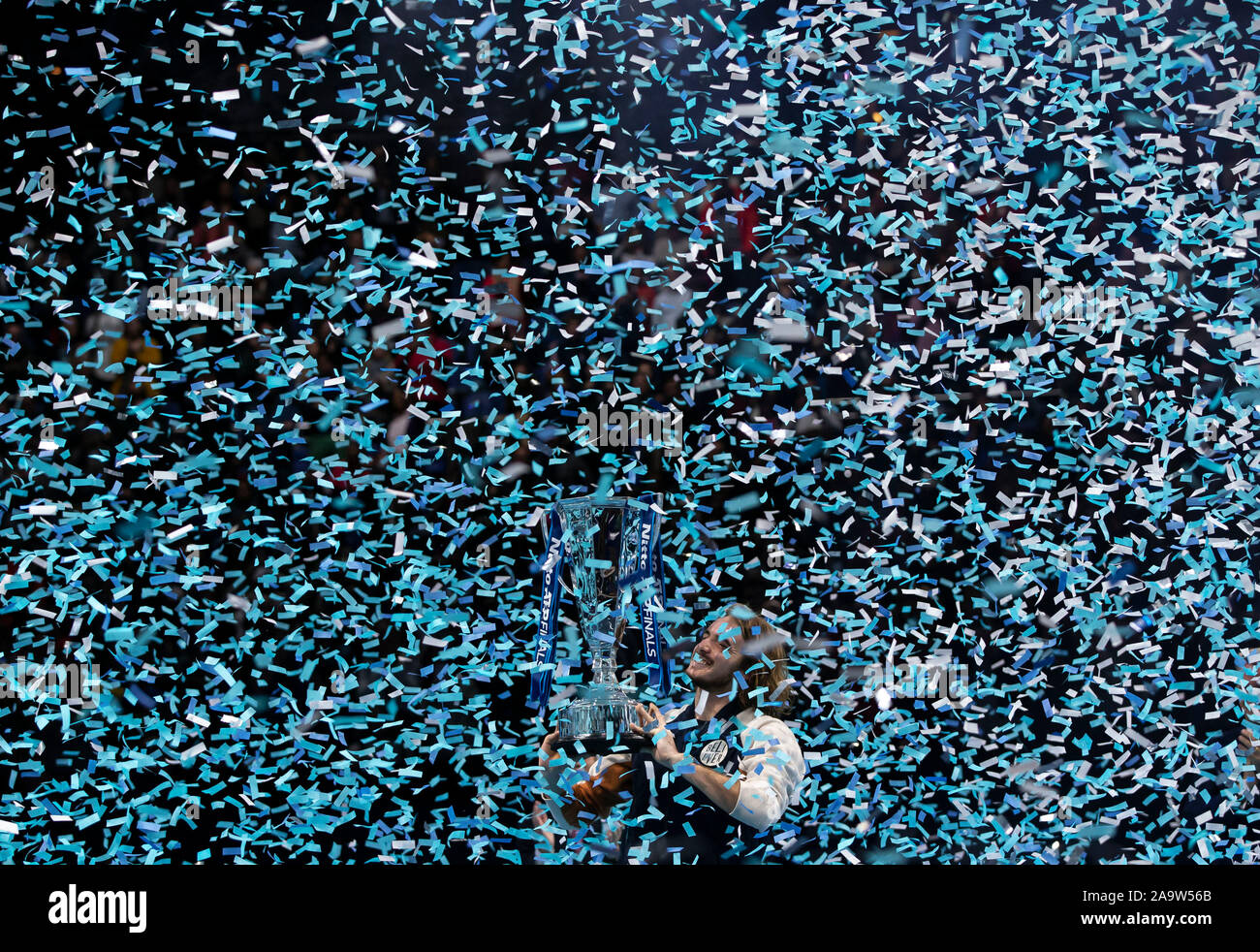 Londra, Regno Unito. 17 Nov, 2019. Stefanos Tsitsipas della Grecia celebra con il trofeo dopo i singoli final con Dominic Thiem dell'Austria presso l'Nitto ATP World Tour Finals 2019 a Londra, in Gran Bretagna il 9 novembre 17, 2019. Credito: Han Yan/Xinhua/Alamy Live News Foto Stock