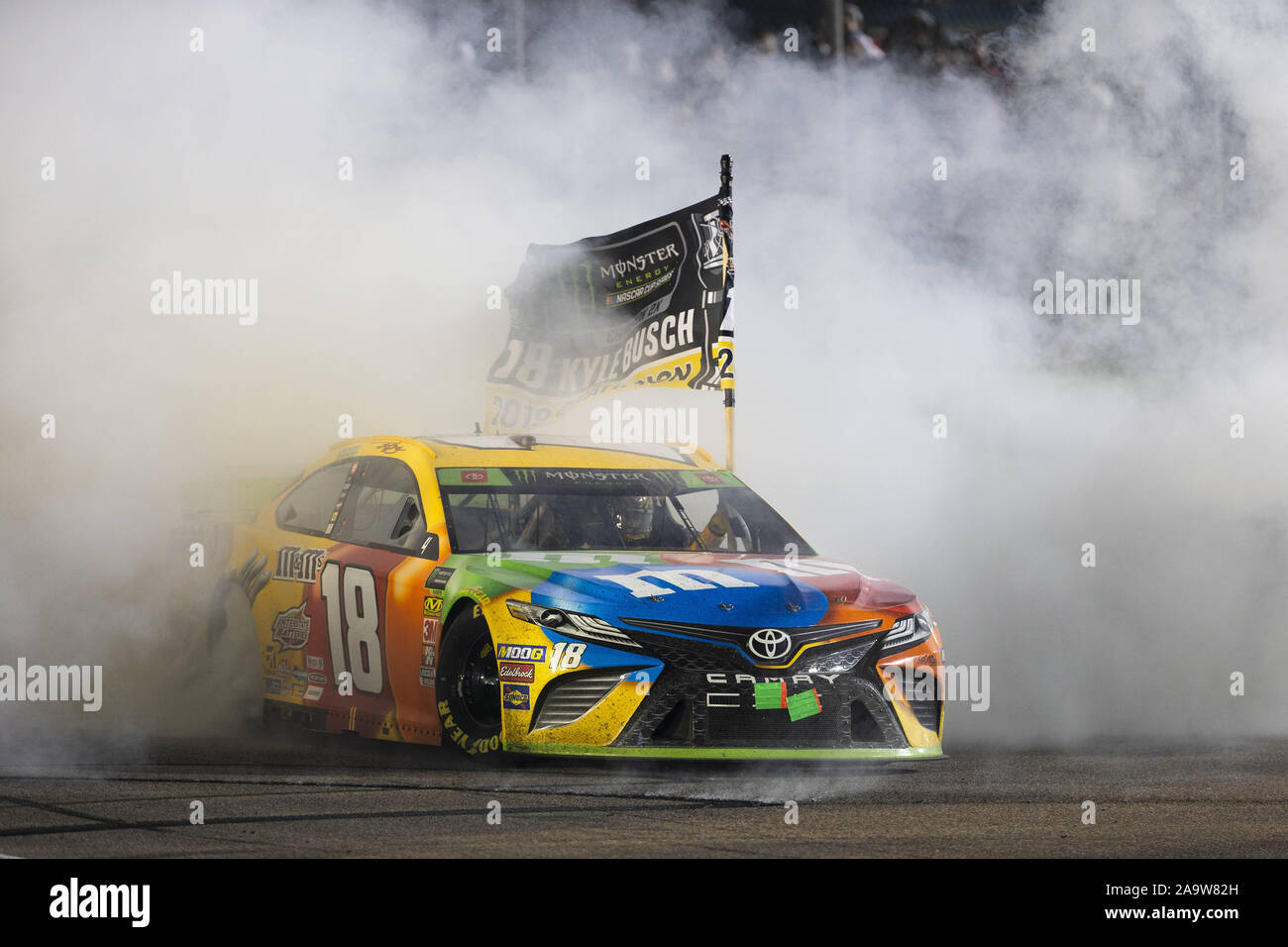 Homestead, Florida, Stati Uniti d'America. 17 Nov, 2019. Kyle Busch (18) vince la NASCAR Monster Energy NASCAR Cup Series campionato a Homestead-Miami Speedway a Homestead, Florida. (Credito Immagine: © Stephen A. Arce Asp Inc/ASP) Foto Stock