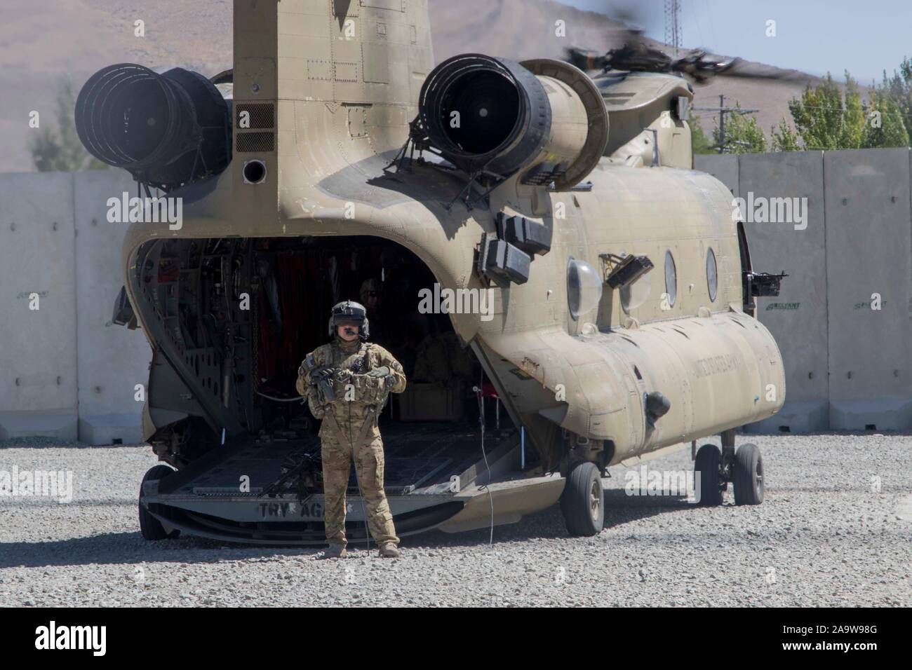 Un CH-47 elicottero Chinook membro di equipaggio vi aspetta il permesso di imbarcare passeggeri al compito Force-Southeast, Afghanistan, 13 settembre 2019. Ci sono parecchie unità fornendo aria le richieste di supporto per le operazioni di sostegno risoluto e libertà di sentinella in Afghanistan. (US Army foto di Sgt. Nicholas Brown-Bell) Foto Stock