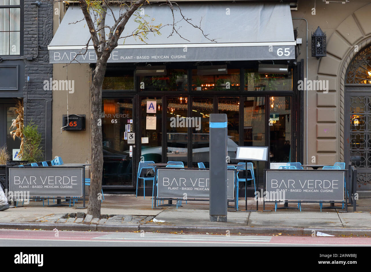 Bar Verde, 65 2a Avenue, New York, NY. esterno alla vetrina di un impianto basato ristorante e cafè sul marciapiede nell'East Village di Manhattan. Foto Stock