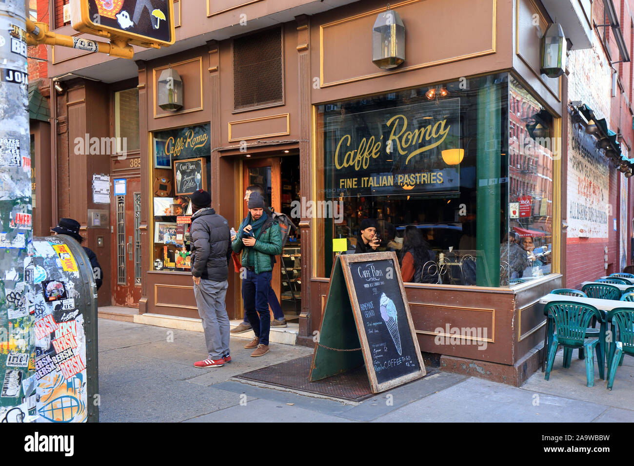 Caffe Roma, 176 Mulberry Street, New York, NY. esterno alla vetrina di un italiano di pasticceria in Little Italy quartiere di Manhattan. Foto Stock