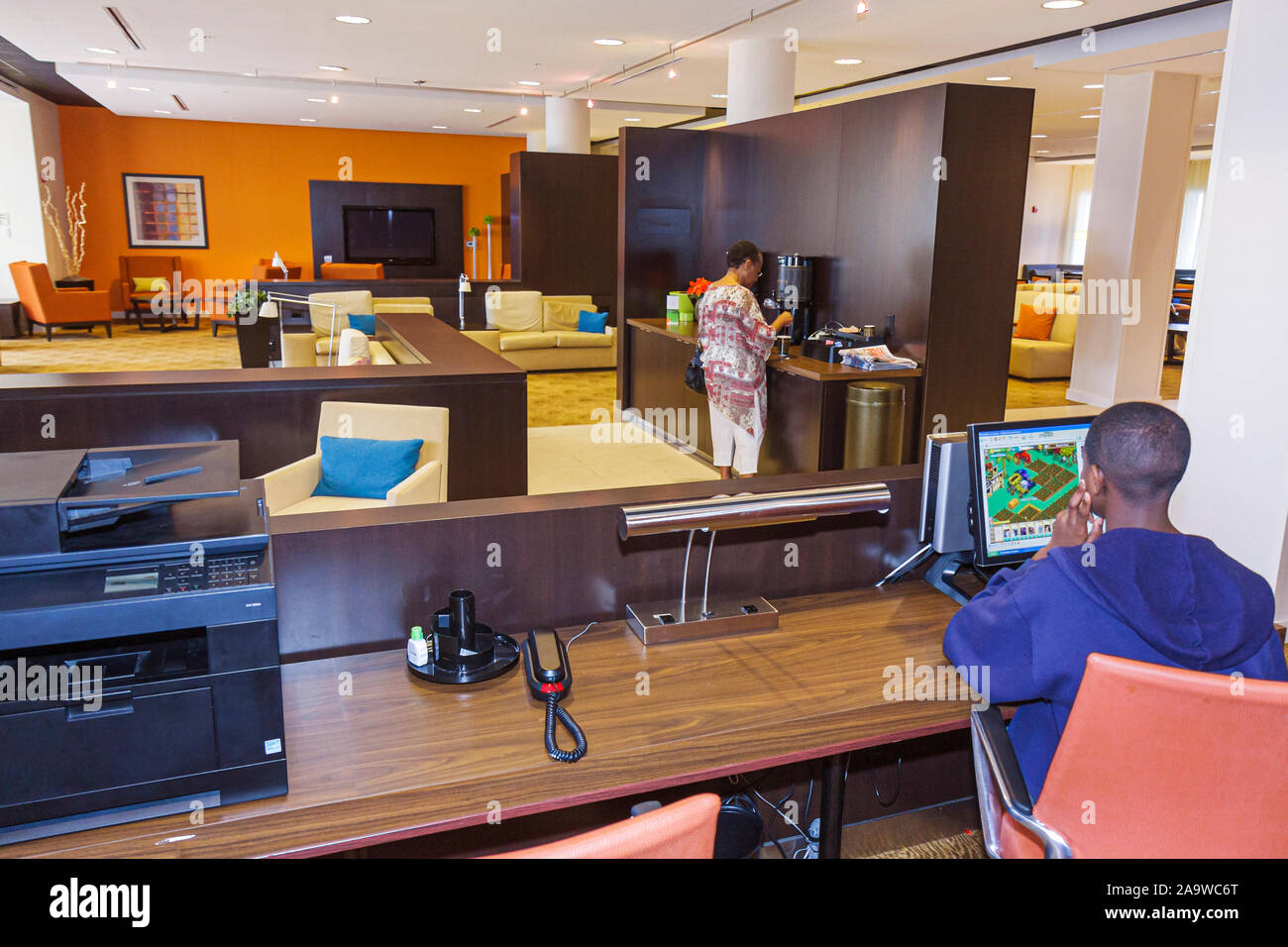 Miami Florida, West Miami Courtyard by Marriott, motel, hall, centro, computer, stampante, Black Blacks African Africans etnic minorità, maschile teen, adolescente Foto Stock Miami Florida, West Miami Courtyard by Marriott, motel, hall, centro, computer, stampante, Black Blacks African Africans etnic minorità, maschile teen, adolescente Foto Stock