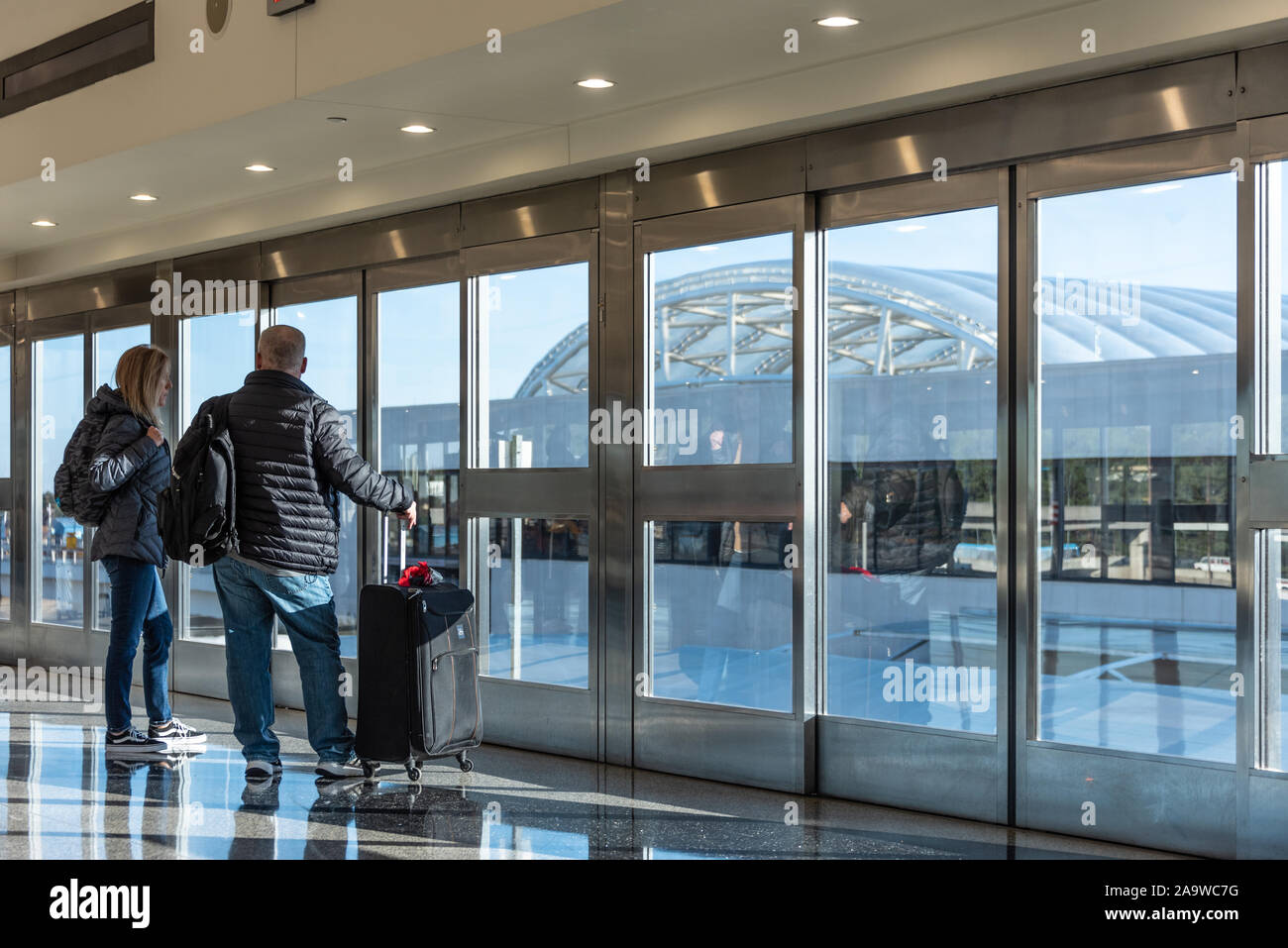 ATL SkyTrain all'Aeroporto Internazionale Hartsfield-Jackson di Atlanta si collega l'aria ai viaggiatori di noleggio auto, hotel aeroporto e un centro di convenzione. (USA) Foto Stock