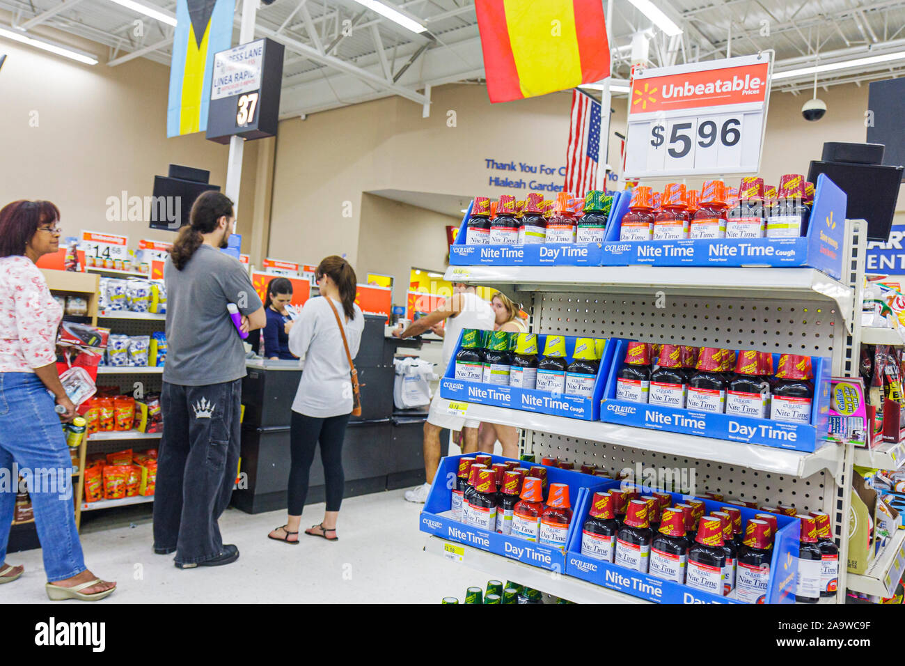 Miami Florida,Hialeah,Walmart Big-Box,shopping shopper shopping shopping negozi mercati di mercato di mercato di acquisto di vendita, negozio al dettaglio negozi business busi Foto Stock