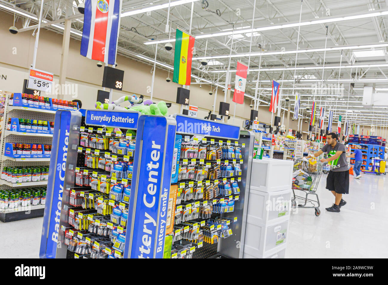 Miami Florida,Hialeah,Walmart Big-Box,shopping shopper shopping shopping negozi mercati di mercato di mercato di acquisto di vendita, negozio al dettaglio negozi business busi Foto Stock