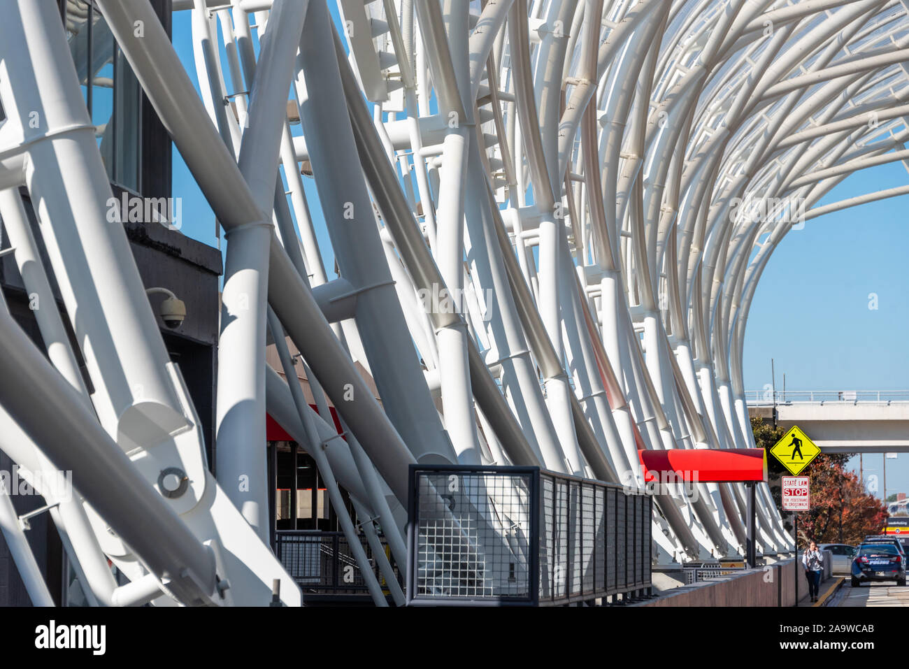 Contemporaneo di acciaio strutturale tettoia, progettati utilizzando la modellazione parametrica, all'Aeroporto Internazionale Hartsfield-Jackson di Atlanta. (USA) Foto Stock
