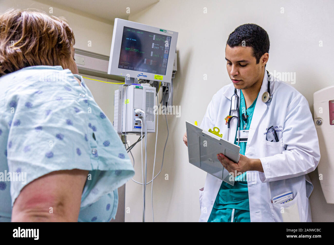 Miami Beach Florida, Mt. Mount Sinai Medical Center,ospedale,assistenza sanitaria,pronto soccorso,paziente,medico,uomo ispanico maschio,grafico,intervista,interviste, Foto Stock
