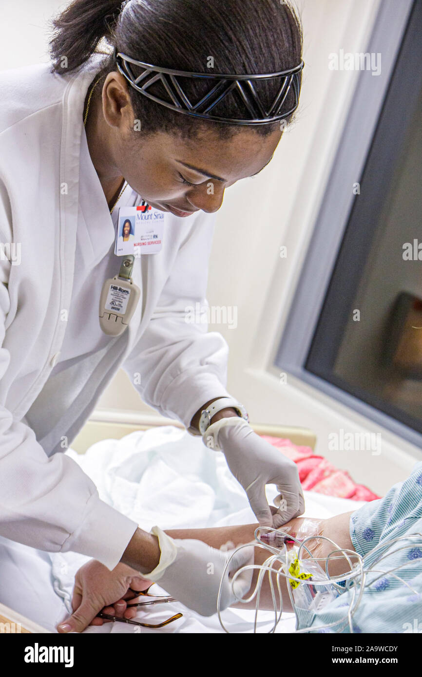 Miami Beach Florida, Mt. Mount Sinai Medical Center,ospedale,assistenza sanitaria,stanza privata del paziente,femmina nera,donna femminile,infermiera,paziente,FL100207023 Foto Stock