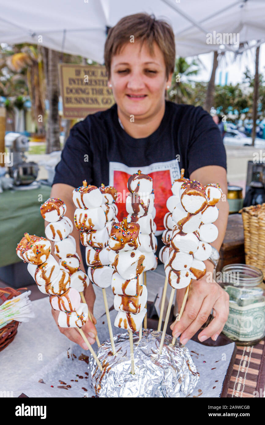 Miami Beach Florida,Miami Beach,Festival of the Arts,artista,evento della comunità,cibo,venditore venditori venditori venditori,bancarelle stand commerciante marchio di mercato Foto Stock