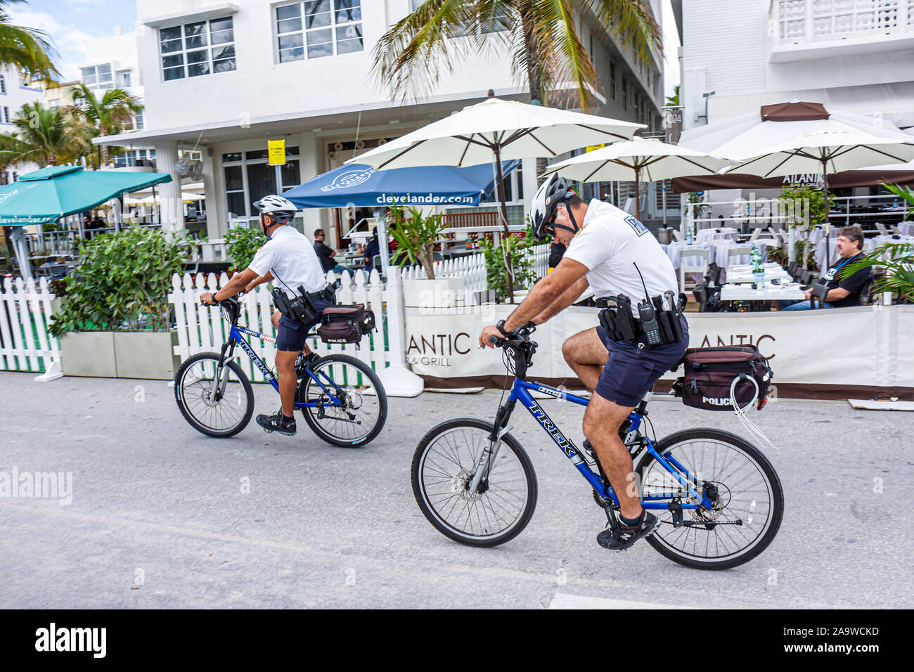 Miami Beach Florida, Ocean Drive, polizia, poliziotto, pattuglia ciclabile, FL100207094 Foto Stock