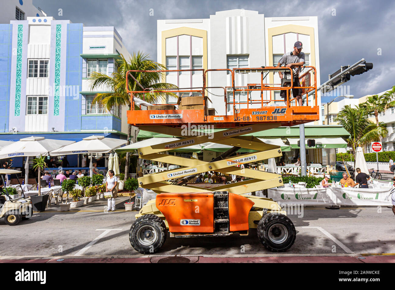 Miami Beach Florida, Ocean Drive, ascensore, i visitatori viaggio viaggio viaggio turismo turistico punto di riferimento cultura culturale, vacanza gruppo persone persona s Foto Stock