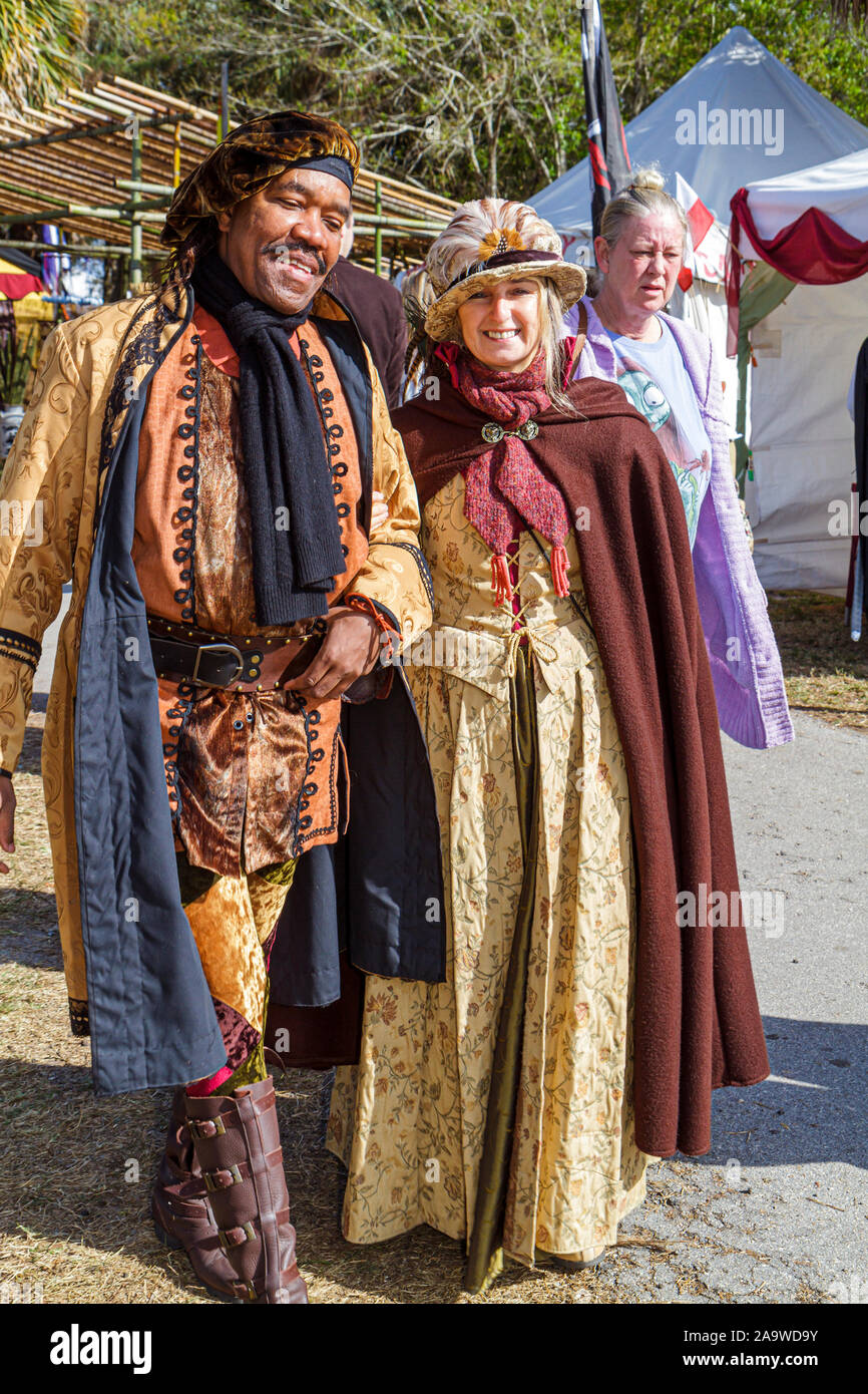 Deerfield Beach Florida, Quiet Waters Park, Florida Renaissance Festival, costume, uomo nero uomo maschio, donna donna donna donna, coppia, FL100214113 Foto Stock