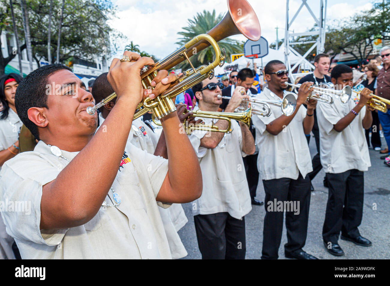 Miami Florida,Coral Gables,Carnaval on the Mile,festival ispanico,Miami Street Band,uomo nero maschio,marching,danza,spettacolo,musica,FL100307033 Foto Stock