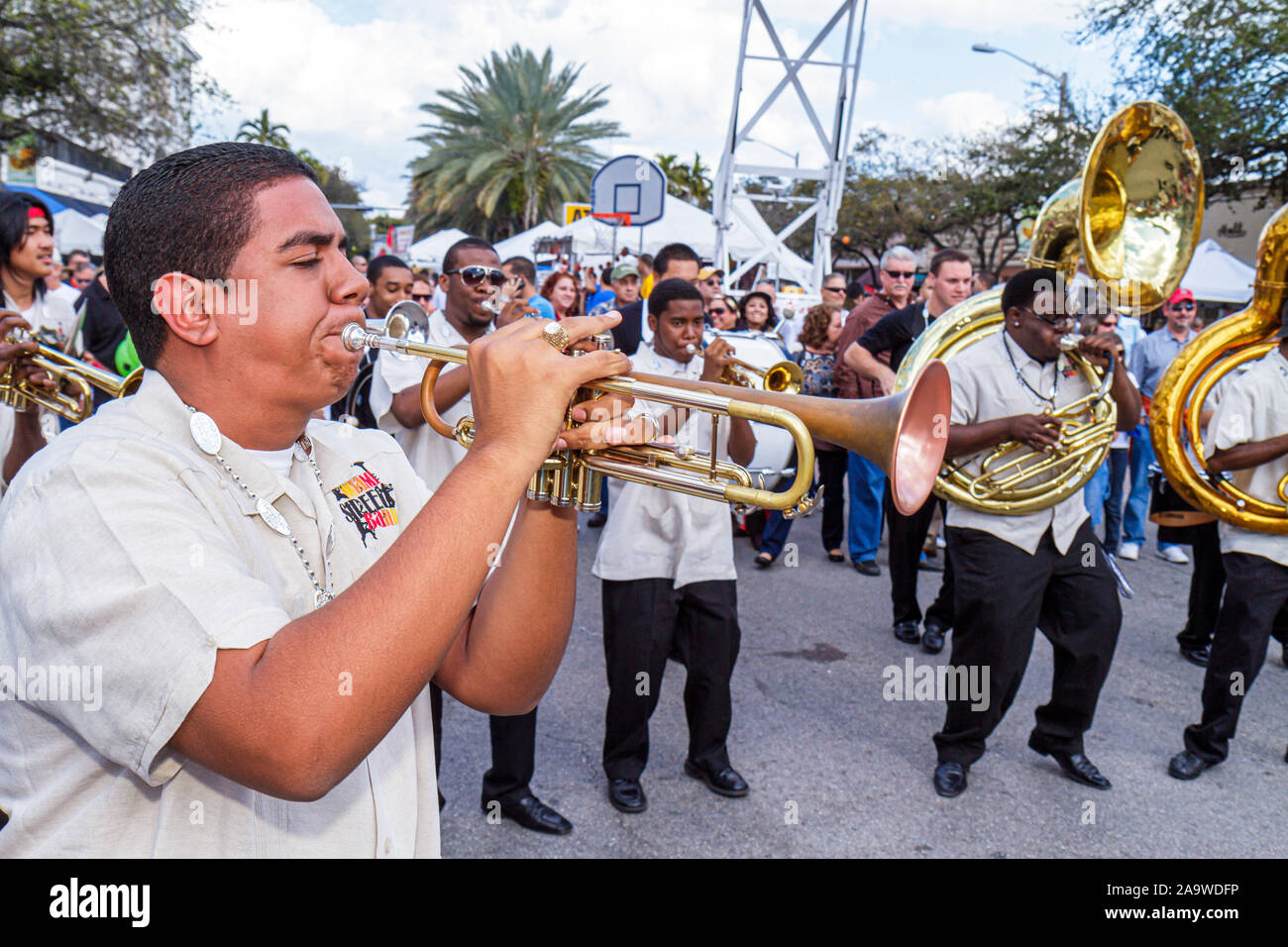 Miami Florida,Coral Gables,Carnaval on the Mile,minoranza immigranti etnici latini ispanici,festival,Miami Street Band,Black Blacks Afr Foto Stock