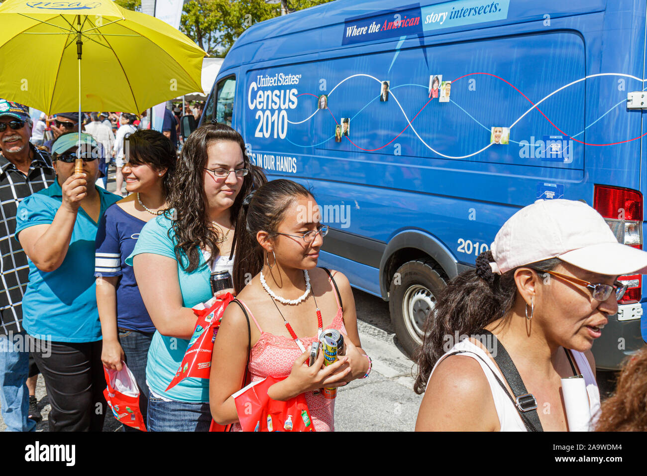 Miami Florida,Little Havana,Calle Ocho,Carnaval Miami,annuale festival ispanico,censimento 2010,informazioni,line,queue,womanteen,teens teenager y Foto Stock