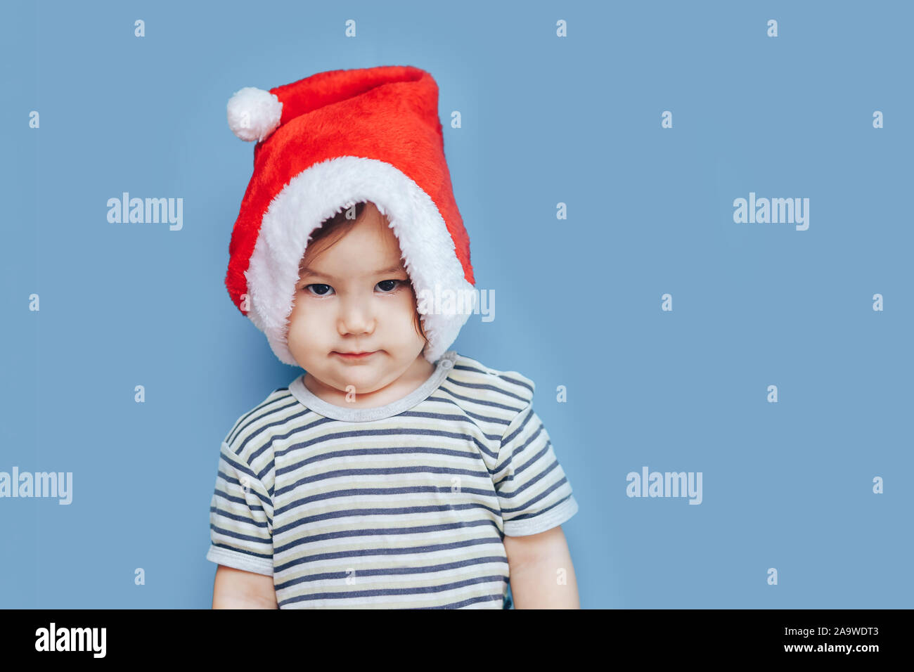 Bambina con cappello di Natale. Foto Stock