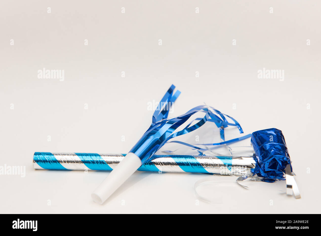 Isolato partito blu soffianti su sfondo bianco Foto Stock