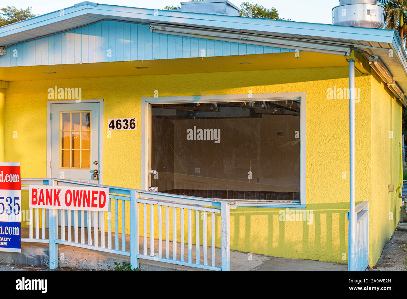 Fort ft. Myers Florida,segno,di proprietà della banca,vuoto,proprietà commerciale,giallo,FL100322040 Foto Stock