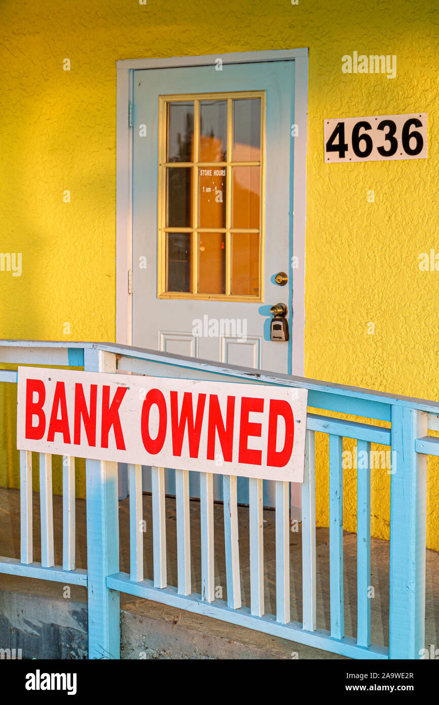 Fort ft. Myers Florida,segno,di proprietà della banca,vuoto,proprietà commerciale,giallo,FL100322042 Foto Stock