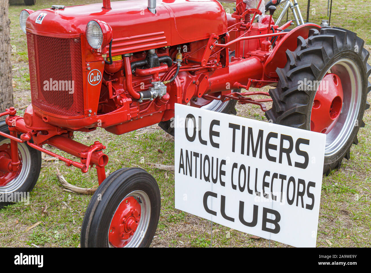 Forte di estero ft. Myers Florida, Koreshan state Historic Park, Antique Engine Show, Tractor, Red, FL100322094 Foto Stock