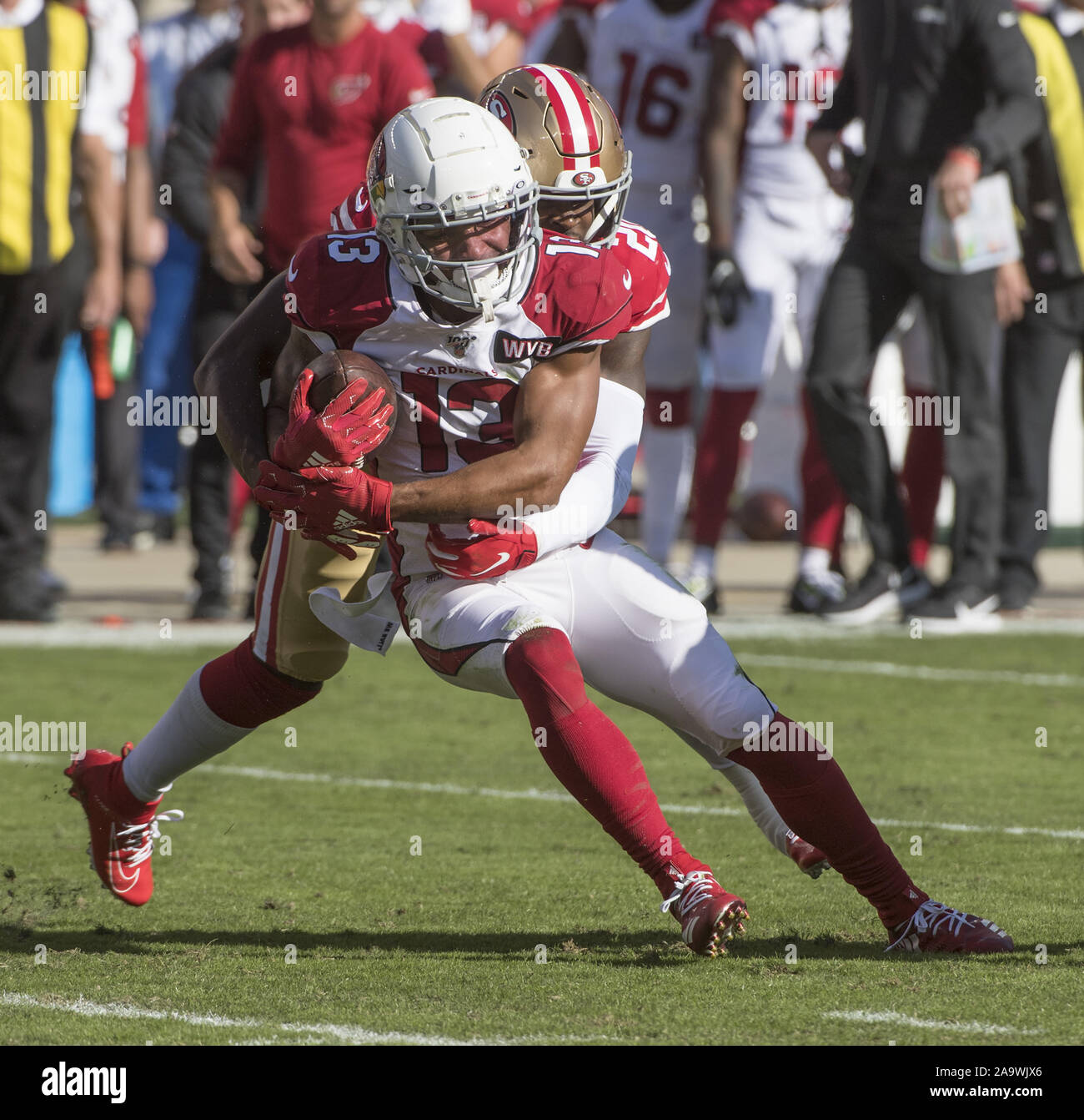 Santa Clara, Stati Uniti. 17 Nov, 2019. Arizona Cardinals wide receiver Kirk cristiana (13) viene affrontato da San Francisco 49ers libero di sicurezza Jimmie Ward (20) nel primo semestre a Levi's Stadium di Santa Clara, California, domenica 17 novembre, 2019. Il 49ers sconfitto i Cardinali 36-26 per andare 9-1. Foto di Terry Schmitt/UPI Credito: UPI/Alamy Live News Foto Stock