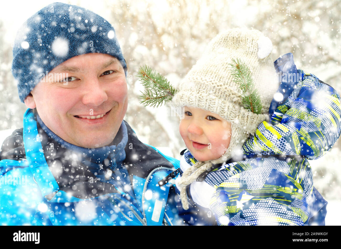 Padre e bambino in winter park Foto Stock