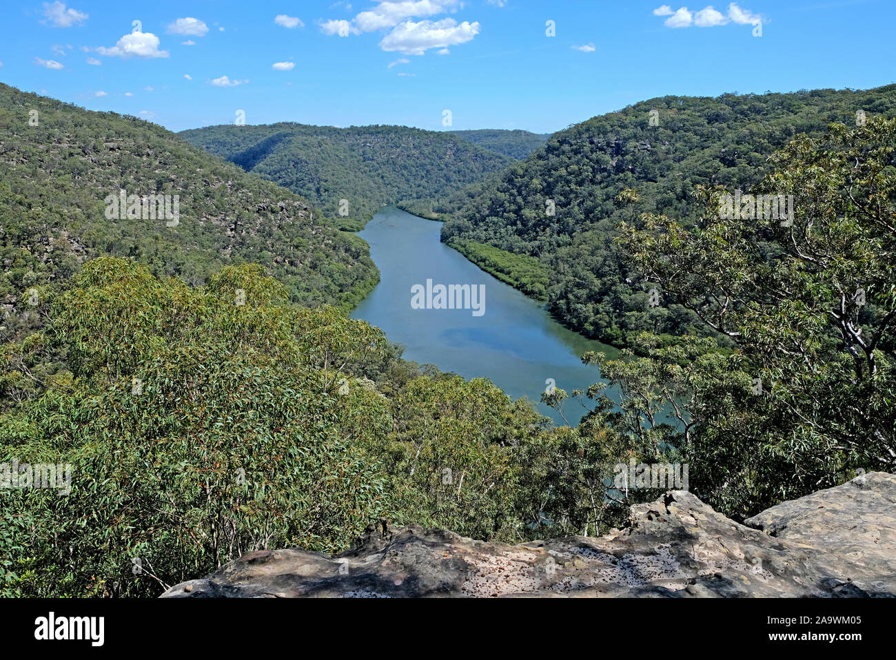 Naa Badu Lookout in Berowra Valley National Park offre una bella vista panoramica su Berowra Creek, Nuovo Galles del Sud, Australia Foto Stock