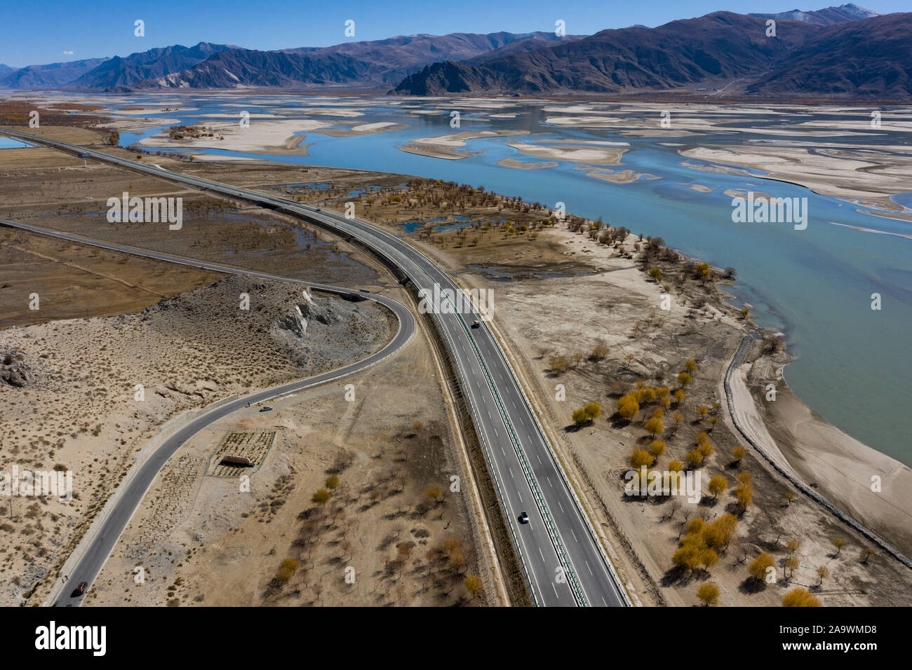 Shannan, Cina. 17 Nov, 2019. La bellezza di Zegon autostrada in Shannan, Tibet, Cina il 17 novembre, 2019.(foto di TPG/cnsphotos) Credito: TopPhoto/Alamy Live News Foto Stock