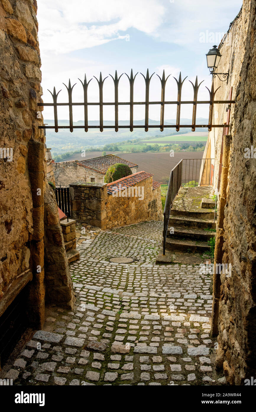 Montpeyroux village, etichettati Les Plus Beaux Villages de France, Limagne pianura, Dipartimento Puy de Dome, Auvergne Rhone Alpes, Francia Foto Stock