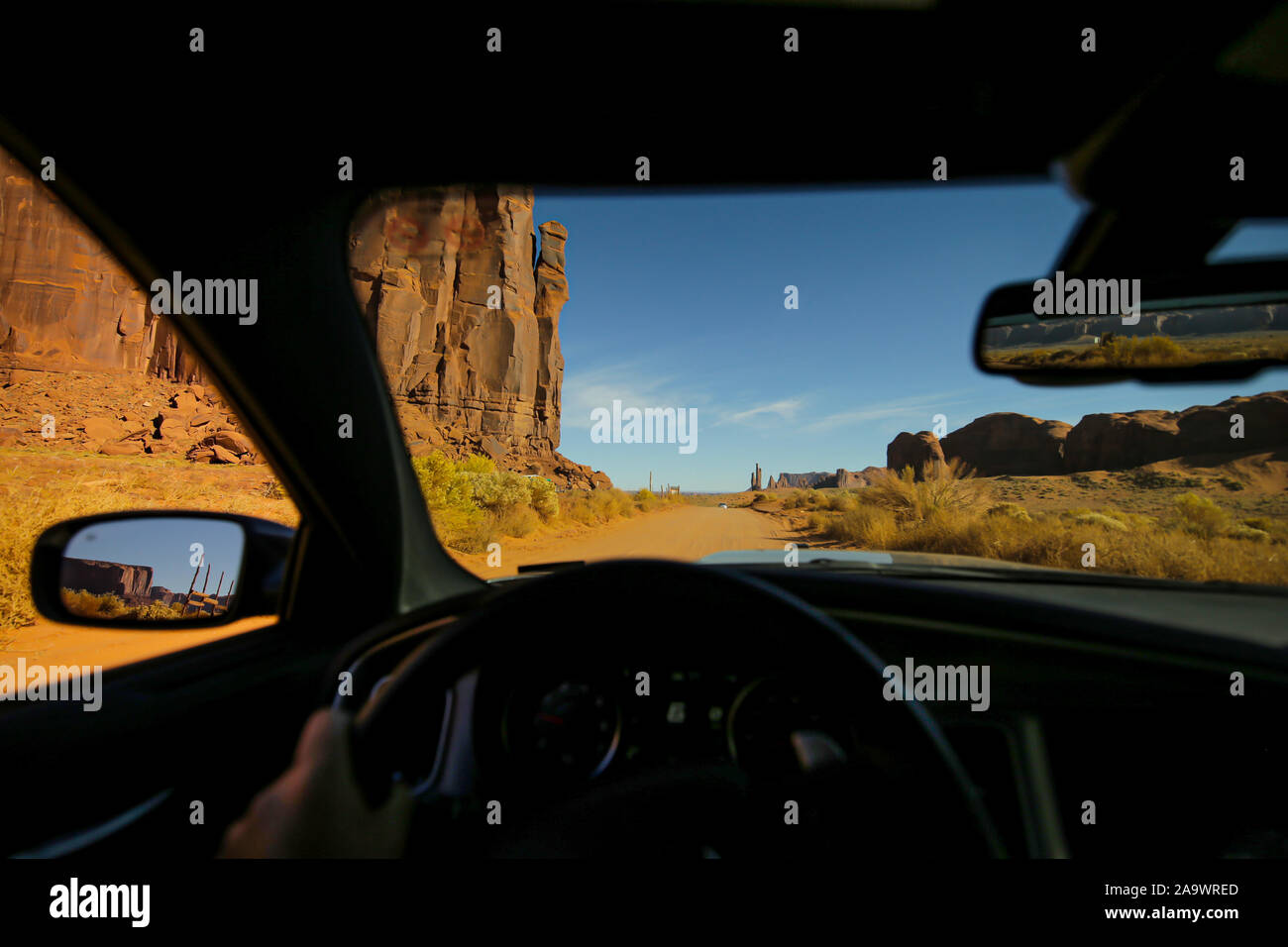 Guidando attraverso il monument valley visto dall'interno della vettura Foto Stock