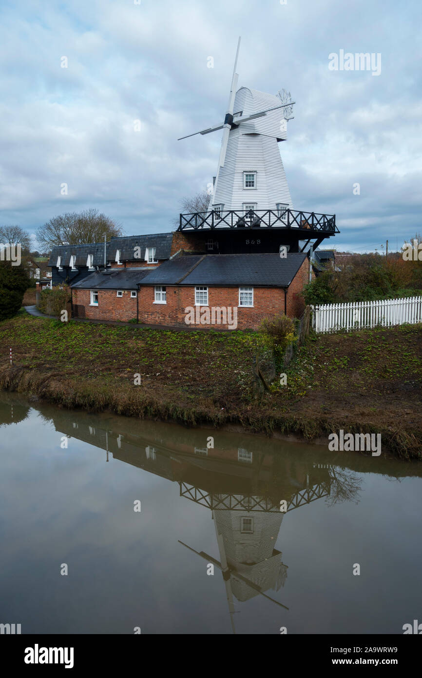 Il mulino a vento di segale sul fiume Tillingham. Segale, East Sussex, Inghilterra Foto Stock