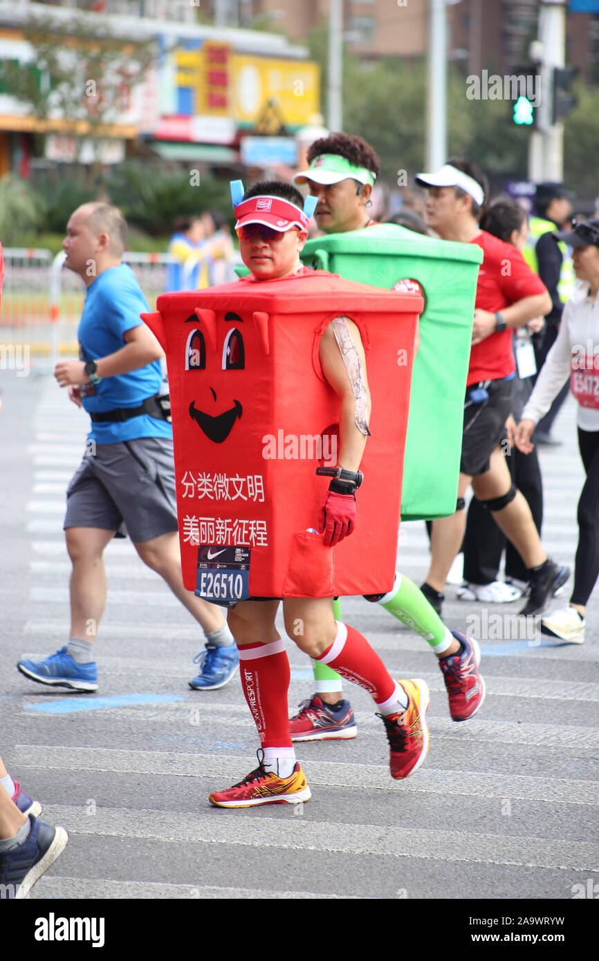 Shanghai, Shanghai, Cina. Xviii Nov, 2019. Shanghai, Cina-il 17 novembre  2019, Shanghai International Marathon corre da Shanghai Bund. Molti  corridori e road runners e appassionati di fitness a sprint di Shanghai  Stadium